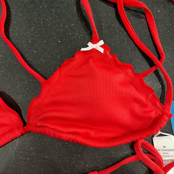 Red bikini - Picture 2 of 4